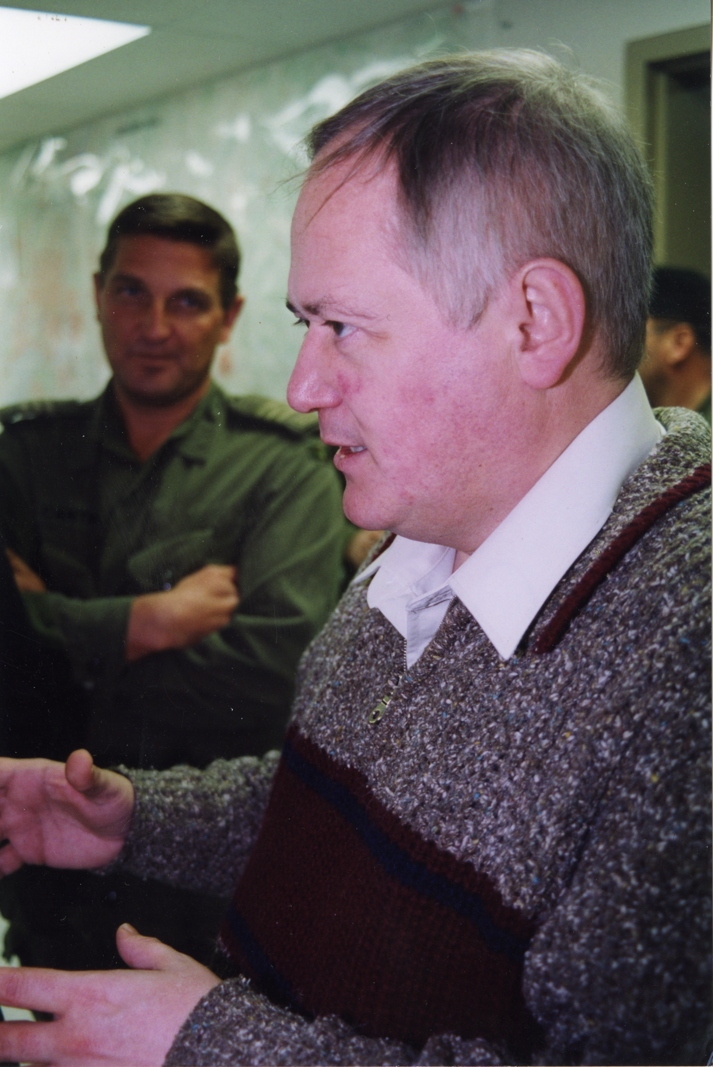 The Mayor of Saint-Jean, Myroslaw Smereka, discussing with militants.