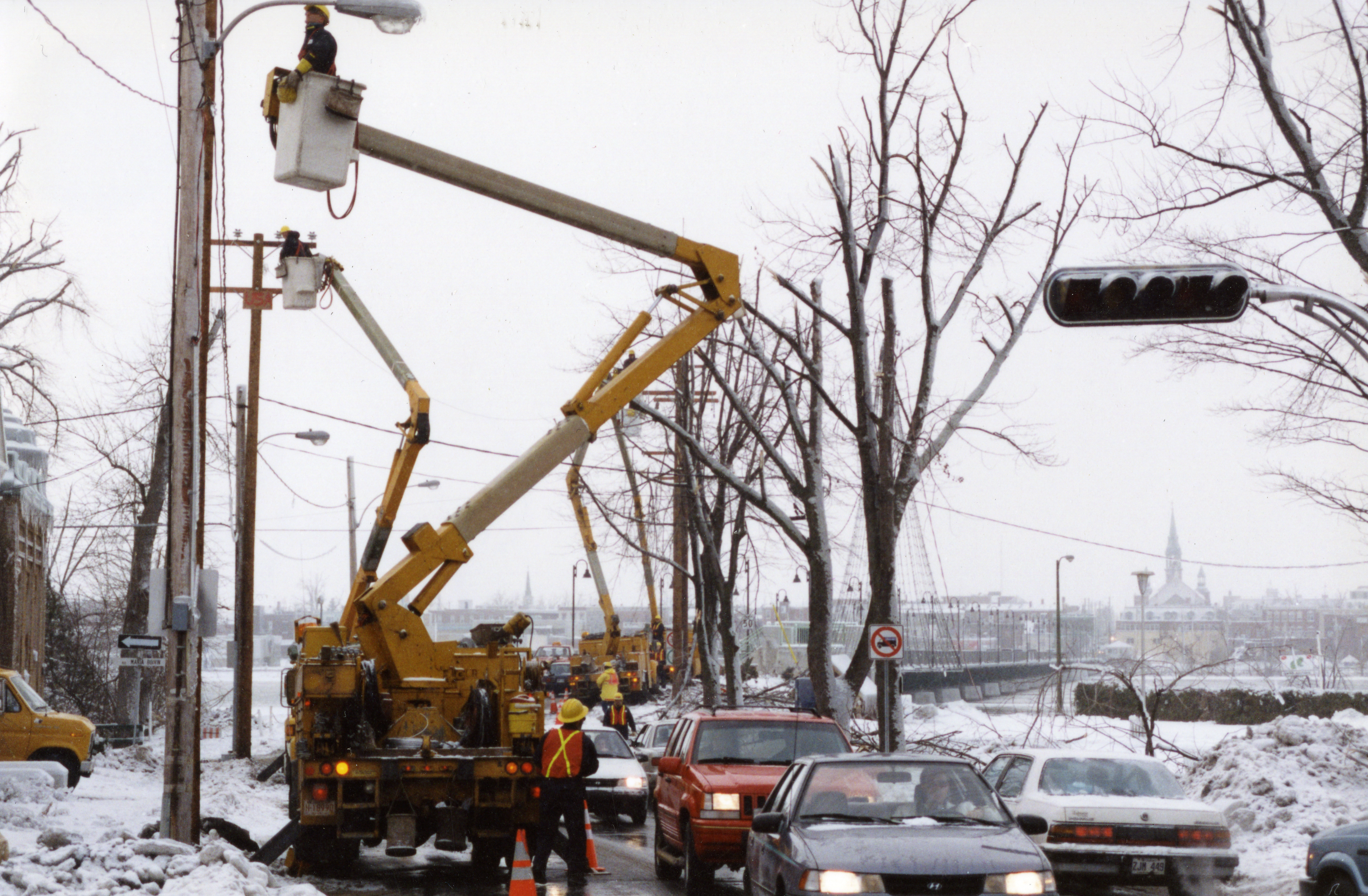 Many electricians in a line next to the entryway of the Gouin Bridge to restore Iberville's power.