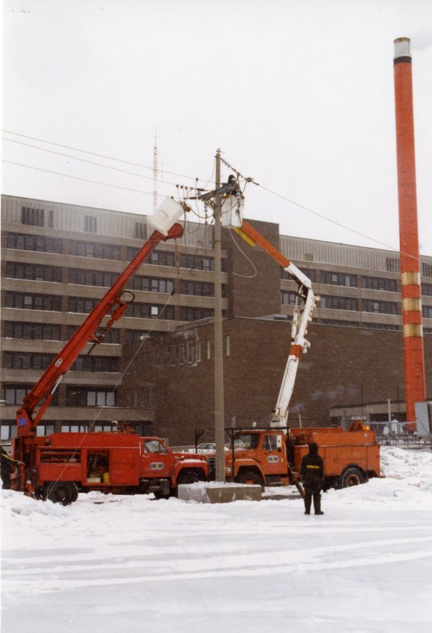 Electricians work to restore the hospital of Haut-Richelieu's power.