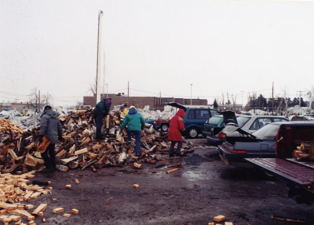 The citizens met at the distribution centres to get wood for free.