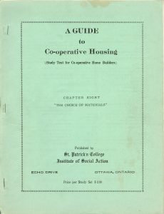 Couverture du guide d’études A Guide to Co-operative housing (Guide de l’habitation coopérative), chapitre huit – Le choix des matériaux. Fond vert.