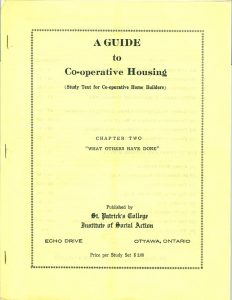 Couverture du guide d’études A Guide to Co-operative housing (Guide de l’habitation coopérative), chapitre deux – Ce que les autres ont fait. Fond jaune clair.