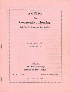 Couverture du guide d’études A Guide to Co-operative housing (Guide de l’habitation coopérative), chapitre cinq – La recherche d’un terrain. Fond rose.