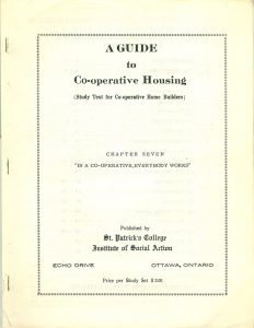 Couverture du guide d’études A Guide to Co-operative housing (Guide de l’habitation coopérative), chapitre sept – Dans une coopérative, tout le monde travaille. Fond blanc.