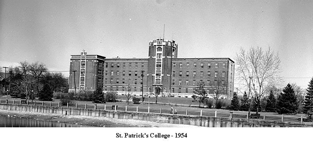 Photo noir et blanc d’un bâtiment ; tapé à la machine, au bas : St Patrick's College - 1954.