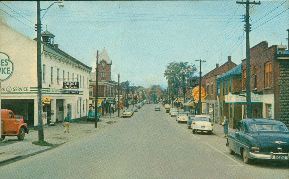 Carte postale couleur de la rue principale de Grimsby (Ontario).