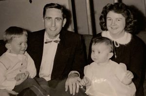 Photo noir et blanc d’une famille de deux adultes et de deux enfants.