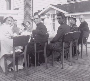 Photo noir et blanc de personnes attablées.