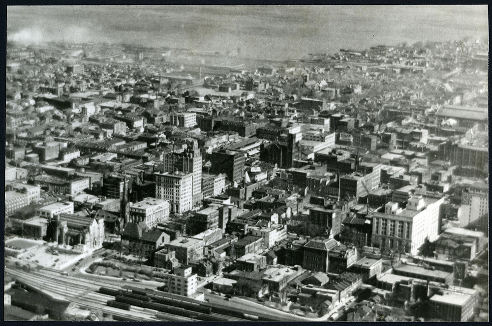 Photo noir et blanc d’une vue aérienne du centre-ville densément peuplé d’Hamilton.