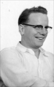 Photo noir et blanc d’un homme avec ses lunettes, Bob Walsh.