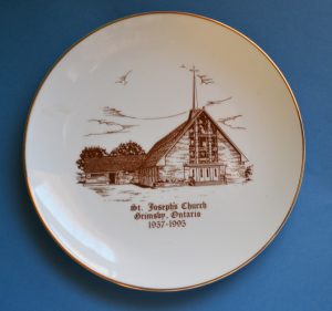 Photo couleur de la plaque commémorative, avec le dessin d’une église et, en manuscrit sous la photo : Église Saint-Joseph de Grimsby (Ontario) 1957 à 1995.