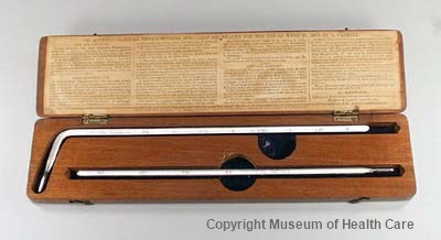 Photograph of two glass Aitken thermometers, one straight and one bent, in a 5.8 centimetre wooden box