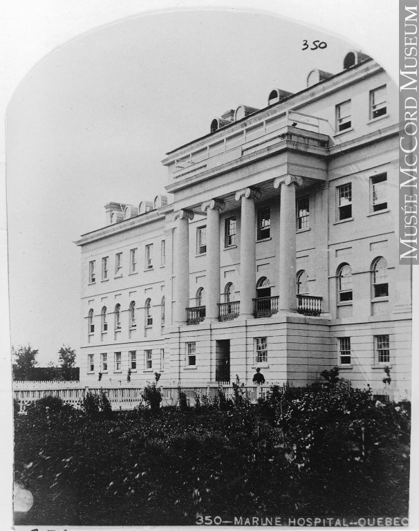 L'hôpital de la marine de Québec vers 1860. On voit la devanture de l'immeuble ainsi qu'un jardin