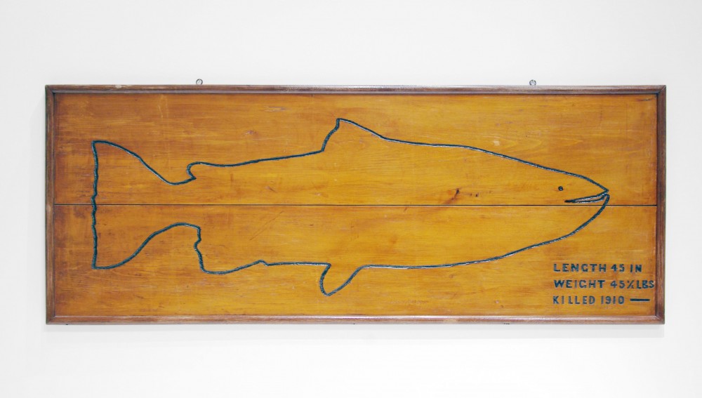 Panneau de bois représentant le plus gros saumon capturé dans la rivière Mitis, 45 lb et plus de 45 pouces de longueur