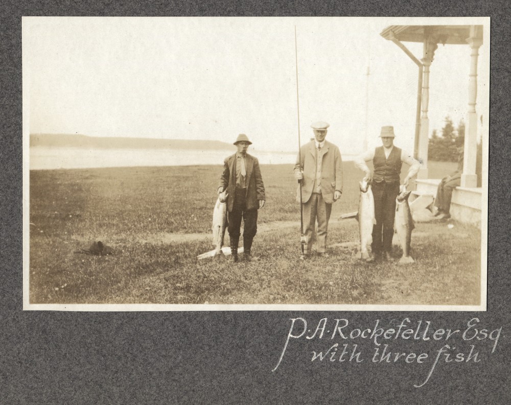 Épreuve argentique de Percy. A Rockefeller accompagné de deux guides, montrant ses prises de la journée.