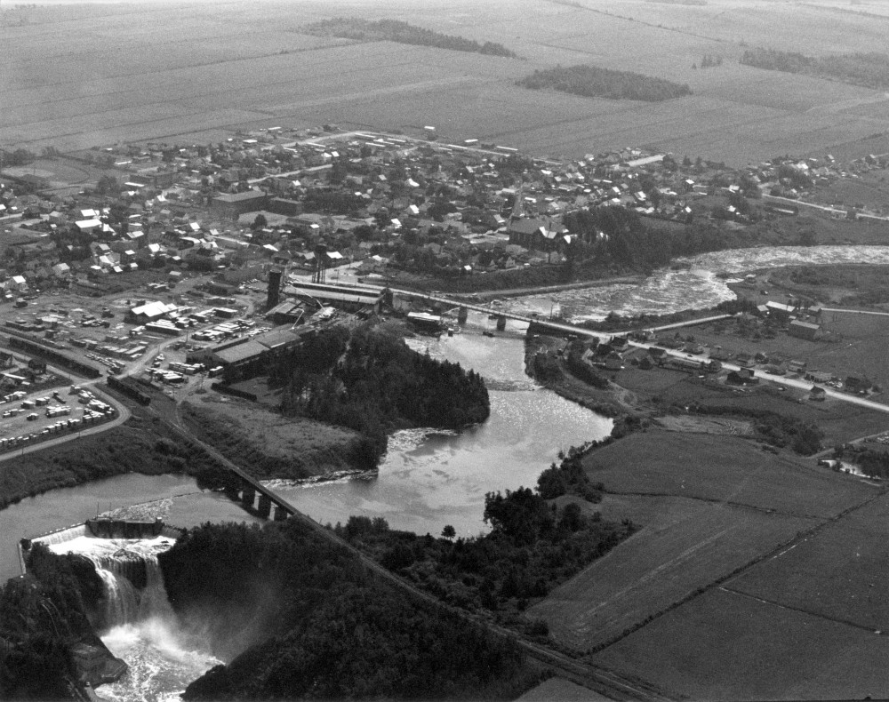 This aerial photo shows the village of Price at the apex of its prosperity. The Price Brothers mills occupy a large terrain next to the river and on either side of the Canada and Gulf Terminal Railway.