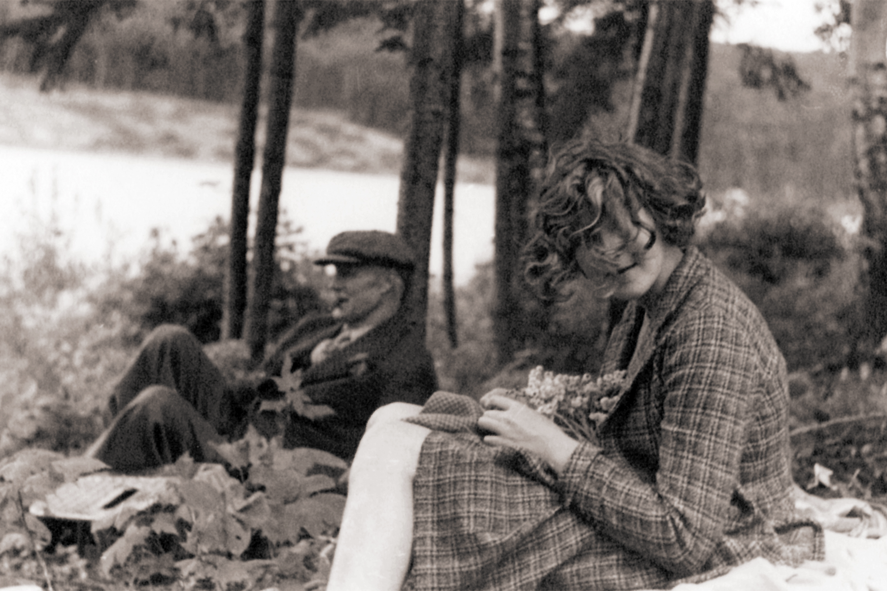 Robert W. Reford et Maryon Reford assis dans la forêt longeant la rivière Mitis.