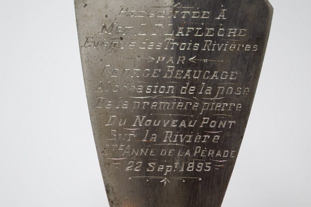 Close up of the trowel’s metallic part with the inscription Presented to Monsignor L.F. Laflèche, Trois-Rivières’s Bishop by George Beaucage on the occasion of the laying of the new bridge’s first stone on the Sainte-Anne de la Pérade River September 22 1895.