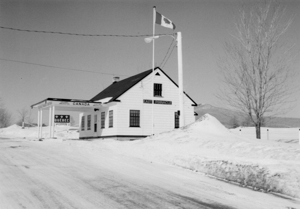 The East Pinnacle border crossing before arriving in Richford is located in the middle of a field on a secondary road; in winter, as in this photo, it blends in even more with the landscape because of its white surface.