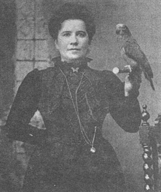 Photo of Queen Lill holding a parrot.