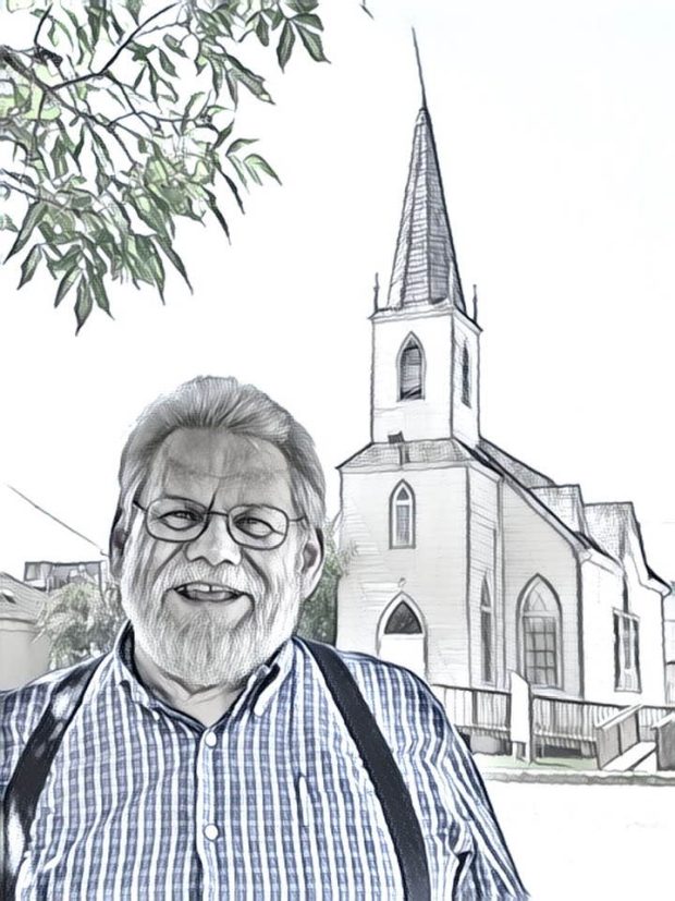 Un portrait stylisé d’un monsieur souriant avec des lunettes, une barbe pis une chemise à rayures avec des bretelles, debout devant une église en bois blanche avec un grand clocher. Des feuilles vertes d’un arbre rentrent dans le cadre par en haut à gauche.