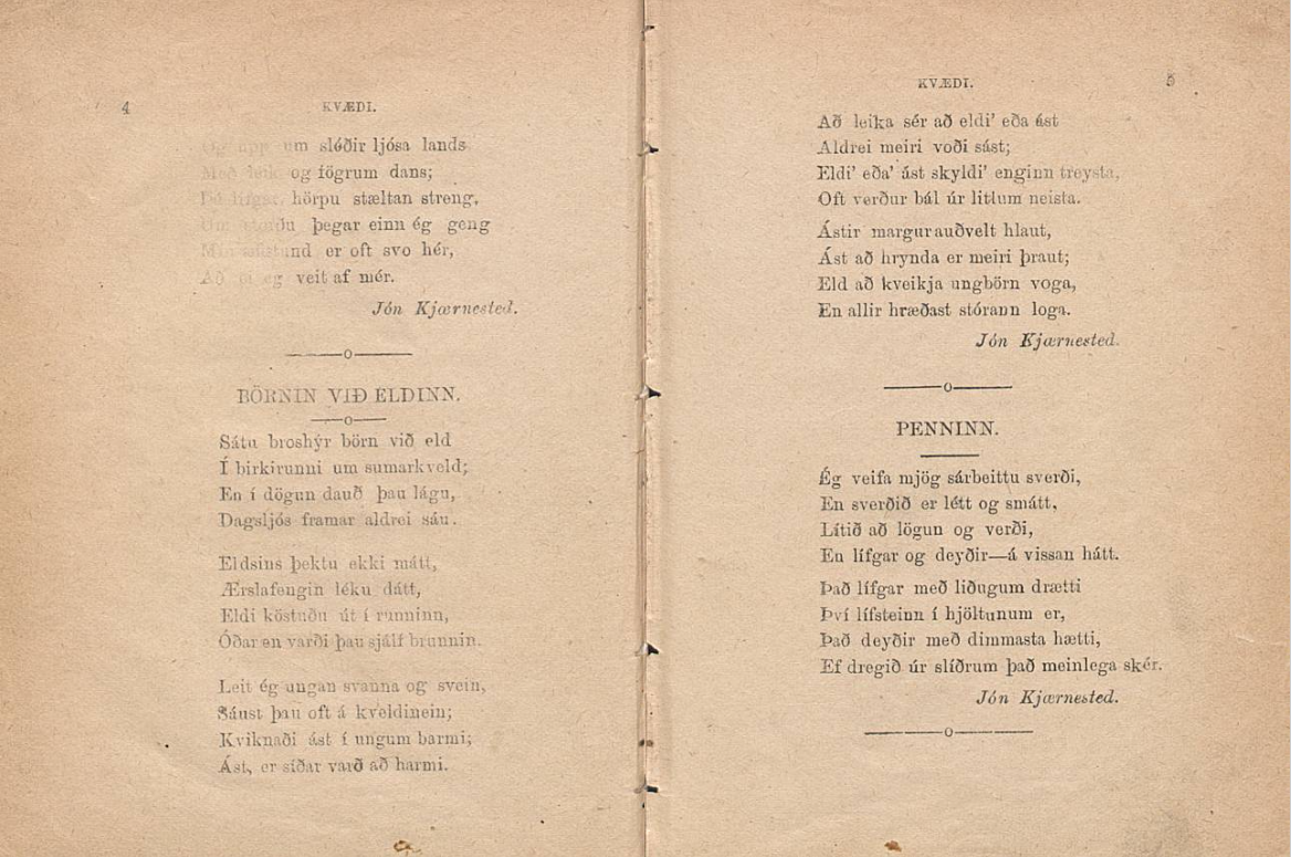Double page d’un magazine avec du texte en encre noire pâlie sur du papier ancien. Chaque page présente une seule colonne étroite de texte. 