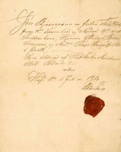 Sögulegt handskrifað skjal á gulnuðum, aldraðum pappír með fallegri skrautrithönd í dökku bleki. Textinn er skrifaður á ská yfir efri hluta blaðsins. Neðst hægra megin er rautt vax innsigli, að hluta til þrýst á pappírinn, sem bendir til þess að um opinbert eða lagalegt skjal sé að ræða. Blaðið er að öðru leyti autt, með vægum brotum og daufum öldrunarblettum.