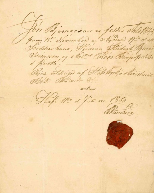 Sögulegt handskrifað skjal á gulnuðum, aldraðum pappír með fallegri skrautrithönd í dökku bleki. Textinn er skrifaður á ská yfir efri hluta blaðsins. Neðst hægra megin er rautt vax innsigli, að hluta til þrýst á pappírinn, sem bendir til þess að um opinbert eða lagalegt skjal sé að ræða. Blaðið er að öðru leyti autt, með vægum brotum og daufum öldrunarblettum.