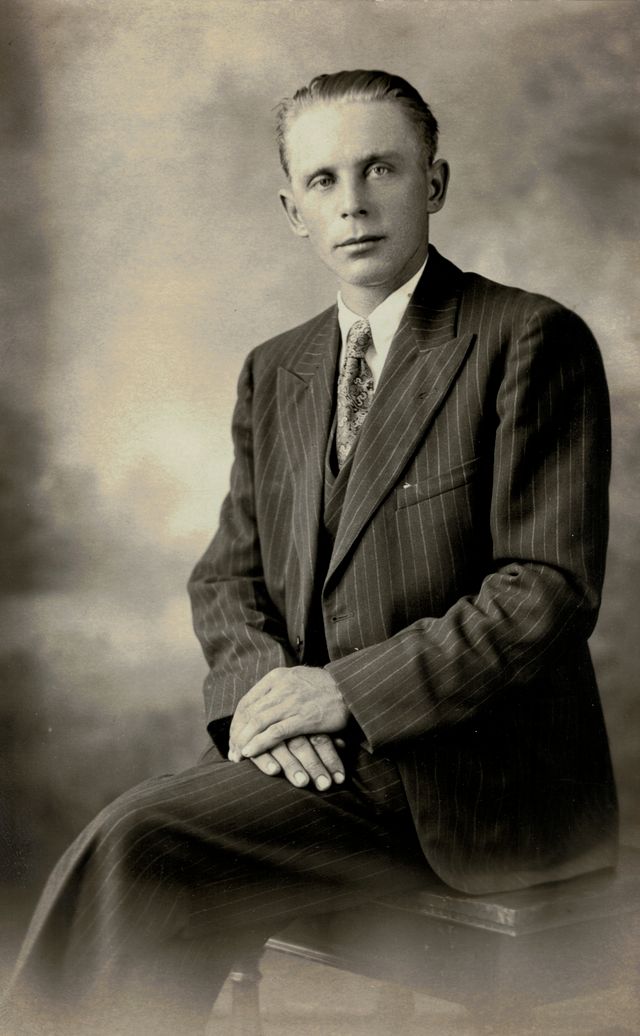 Svarthvít andlitsmynd af Jórundi Eyford í röndóttu jakkafötum, sitjandi og horfandi beint í myndavélina. Hann er með mynstrað bindi og hvíta skyrtu, og hárið er snyrtilega greitt. Bakgrunnurinn er mjúklega óskýraður og gefur myndinni formlegt stúdíóútlit frá um það bil 1930.