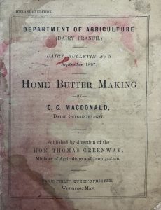 Forsíða íslenskrar útgáfu frá árinu 1897 af Home Butter Making, Dairy Bulletin No. 5 frá Landbúnaðardeild Kanada, rituð af C. C. Macdonald og gefin út í Winnipeg, Manitoba. Kápan er blettótt og slitin af aldri.