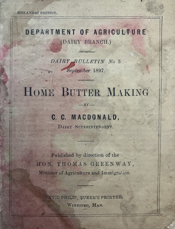 Couverture de l’édition islandaise de 1897 de Home Butter Making no 5 du Dairy Bulletin de la Direction générale des produits laitiers du ministère de l’Agriculture, rédigé par C. C. Macdonald et publié à Winnipeg, au Manitoba. La couverture est tachée et usée.