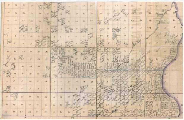 Carte dessinée à la main datant de la fin des années 1800, représentant les terres des colons islandais autour du lac Winnipeg, avec des sections numérotées et des noms manuscrits indiquant les lots individuels.