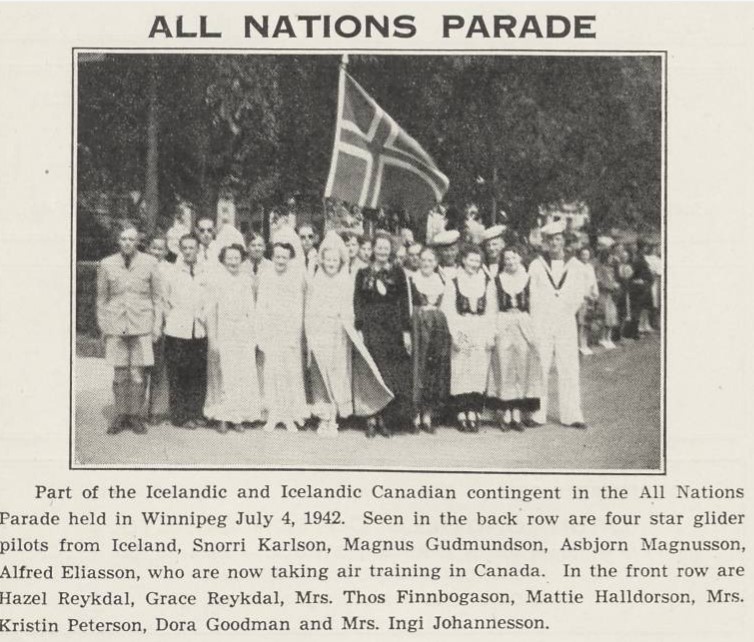 Svarthvít ljósmynd af hópi Íslendinga og Íslendinga af kanadískum uppruna í skrúðgöngu All Nations Parade í Winnipeg þann 4. júlí 1942. Hópurinn samanstendur af körlum og konum, sumum í hefðbundnum íslenskum klæðnaði, safnaðir í kringum íslenska fánann.