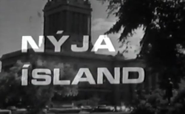 Image en noir et blanc tirée d’un film, montrant le titre NÝJA ÍSLAND en grosses lettres majuscules par-dessus une image d’un bâtiment de style classique, partiellement caché par des arbres.