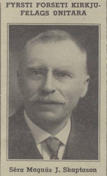 Portrait en noir et blanc d’un homme vu des épaules vers le haut, portant un complet foncé, une chemise à col haut pis une cravate. Il a une moustache pis une expression sérieuse. Son nom, séra Magnús J. Skaptason, est imprimé en dessous de la photo.