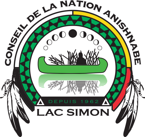 Lac Simon community logo. In the center, we see the shadow of a person sitting in a canoe. A half circle, like an arch, contains four colors (black, white, yellow, red). On both ends, there are black and white feathers. Apart from the name of the community, the date of its creation (1962) can be read.