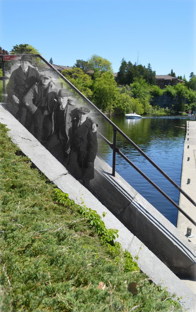 Une photo en noir et blanc de quatre hommes sur les marches d'une écluse superposée à une image contemporaine de la rivière.