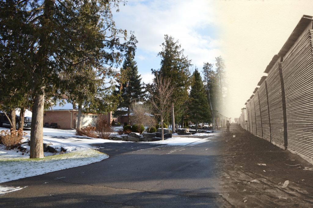 À gauche, une photo contemporaine d'une subdivision résidentielle, à droit une photo en noir et blanc un cour à bois.