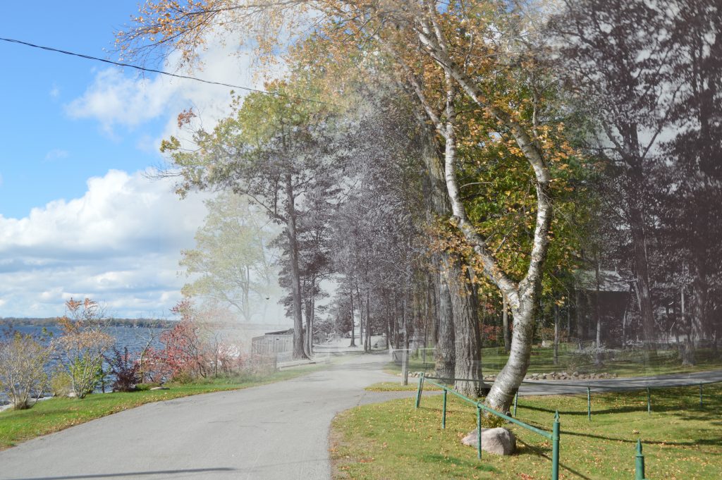 Une image contemporaine d'un rue au bord du lac, combiné avec une photo en noir et blanc du même chemin.