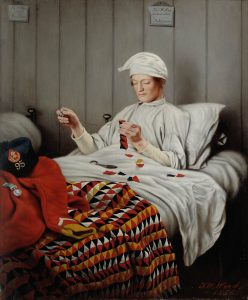 Tableau réaliste d’un soldat dans son lit, vêtu d’une chemise de nuit et d’un bonnet de style ancien, occupé à coudre une courtepointe.