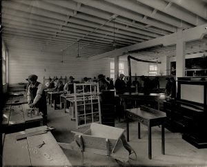 A picture of former soldiers working in a woodshop.