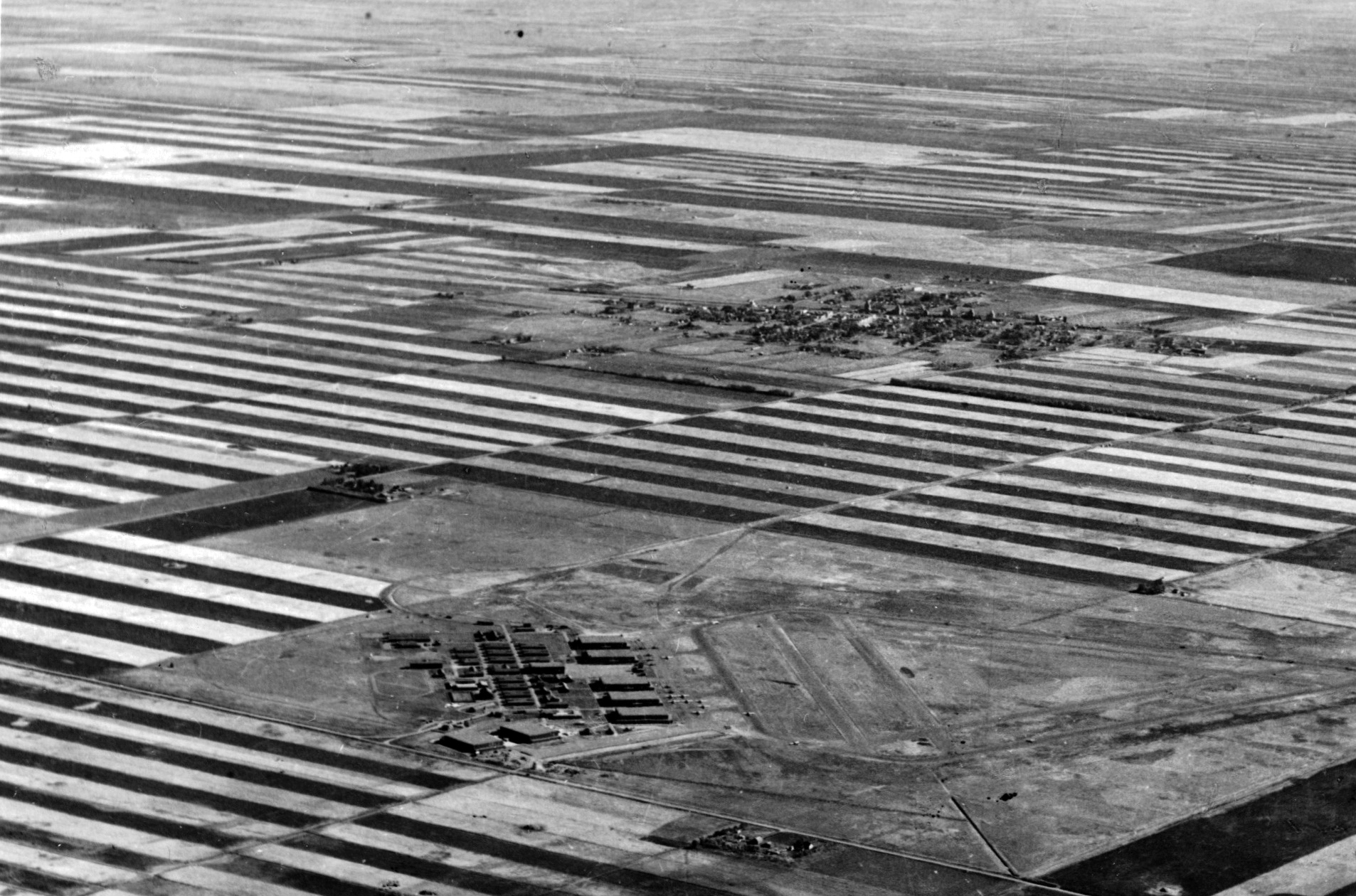 Vue aérienne en noir et blanc de bâtiments et de champs