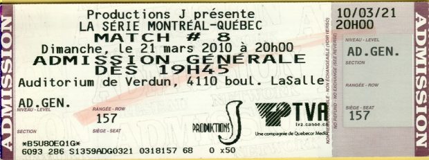 Colour photo featuring an admission ticket for an event, on which the location, date and time are marked, among other details.
