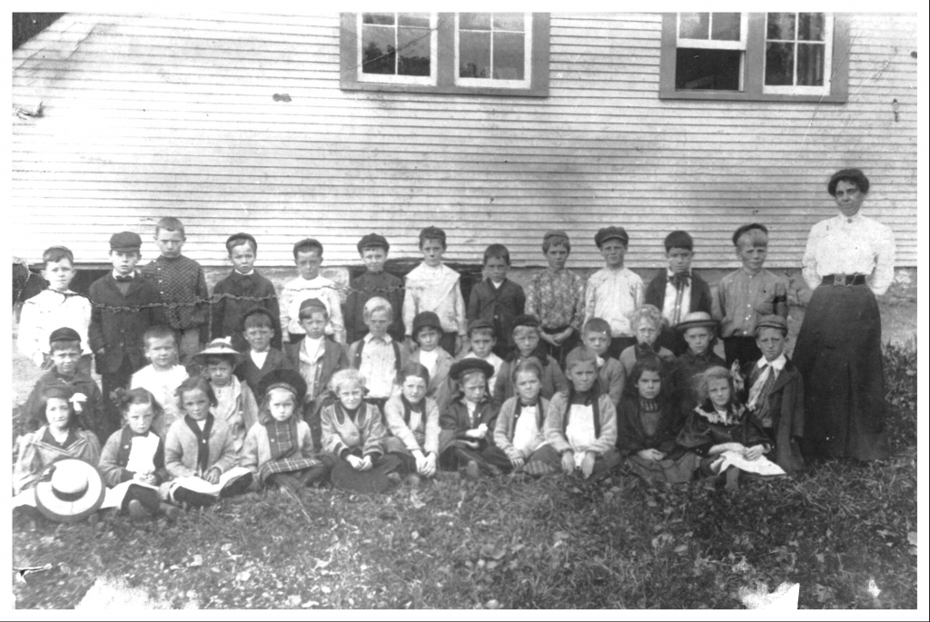 First graders from Magog Academy en 1912 The History of Education in