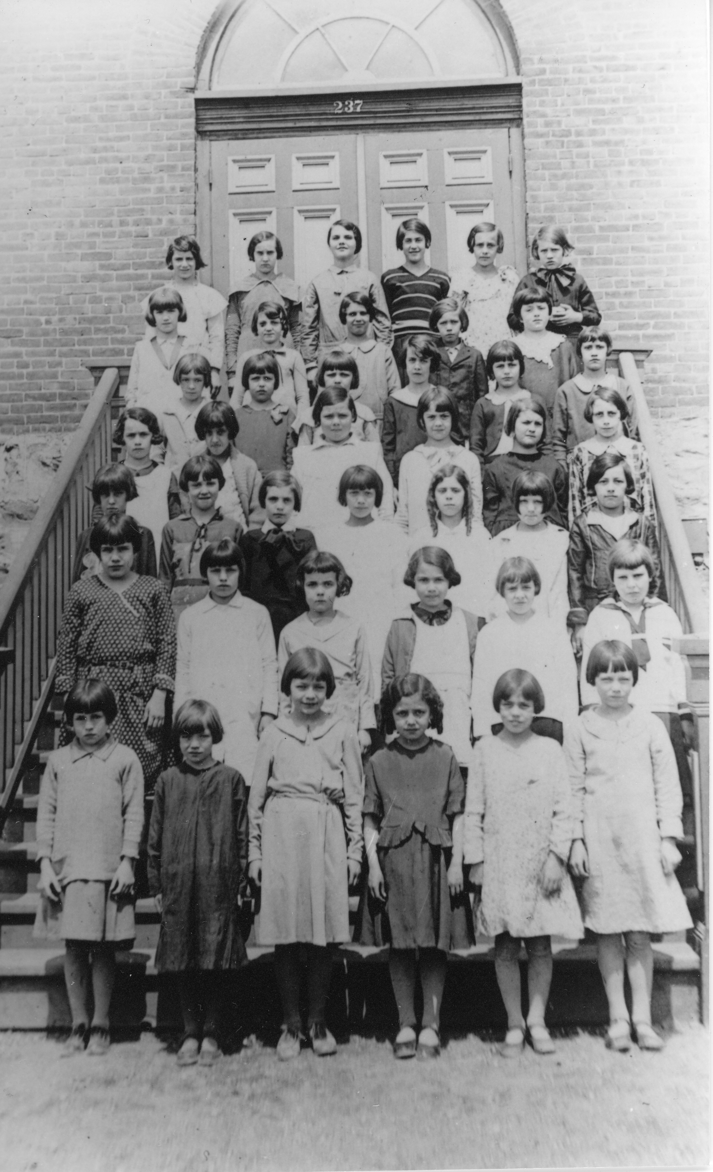 42 schoolchildren posing