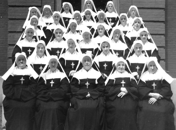 29 nuns posing
