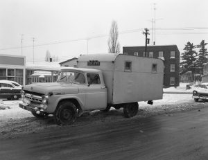 Camion de marque Ford, modèle F-350, plaqué de l'année 1958, identifié 