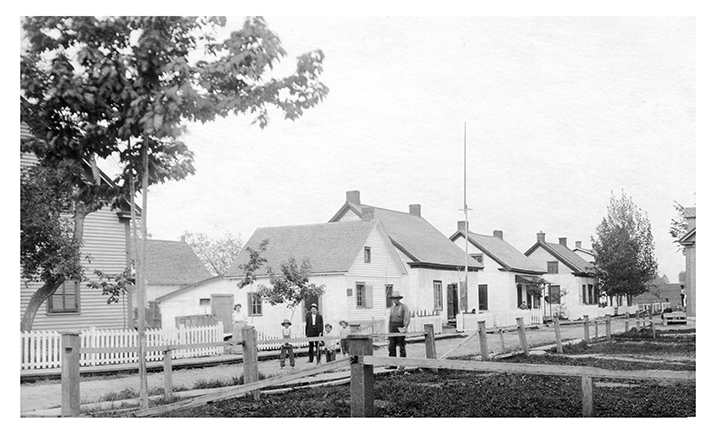 The picture shows us the street on which Joseph Papin II had lodgings built to house his factory’s employees. They were small, white houses, rather close to one another.