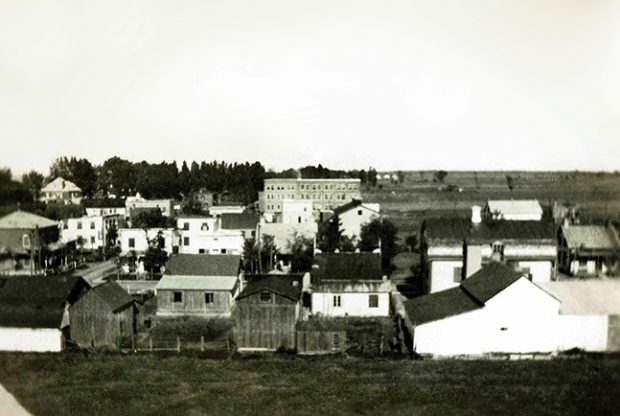 The picture shows the town of Contrecœur. It was likely taken from the Lafayette factory roof. In the background, we see the Joseph Papin ltée factory as well as the luxurious house built by Joseph Papin II. In the foreground, we see houses and businesses on St-Antoine and des Manufactures streets.