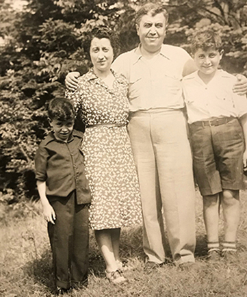 Sur cette photo prise à l’extérieur, on voit William Cook accompagné de son épouse Eva et de ses fils Gordon et William Jr.